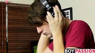 After some electro music this twink just loves to jerk off