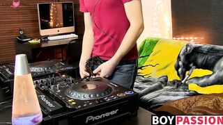 After some electro music this twink just loves to jerk off