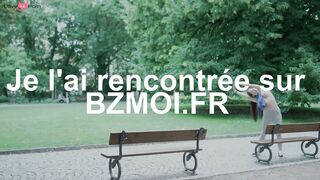 Brune sportive se promene dans un parc presque nue