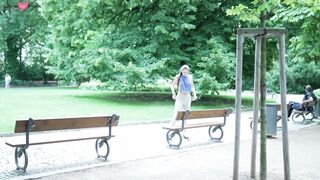 Brune sportive se promene dans un parc presque nue