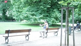 Brune sportive se promene dans un parc presque nue