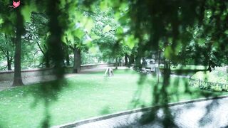 Brune sportive se promene dans un parc presque nue