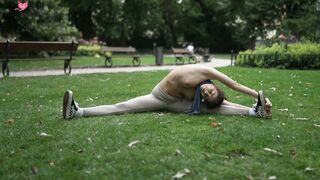 Brune sportive se promene dans un parc presque nue