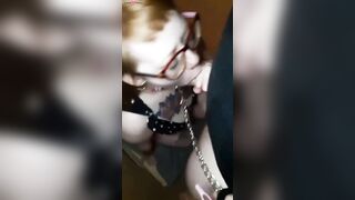 Ejac faciale sur une rousse a lunettes