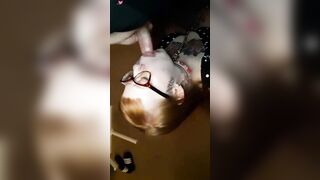 Ejac faciale sur une rousse a lunettes