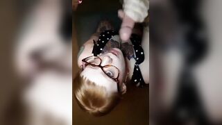 Ejac faciale sur une rousse a lunettes