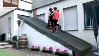 Beauty Susi laesst den Dachdecker im Arsch kommen