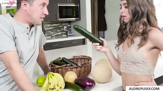 eating her peach g6npv4