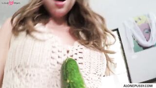 eating her peach g6npv4