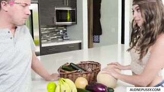 eating her peach g6npv4