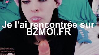 Fille curieuse experimentant des sextoys recemment achetes