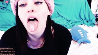 Fille curieuse experimentant des sextoys recemment achetes