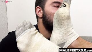 MaleFeetXXX.com - Lustful Thom's sniffing and sucking of muscular Joey J's big bare f