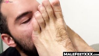 MaleFeetXXX.com - Lustful Thom's sniffing and sucking of muscular Joey J's big bare f