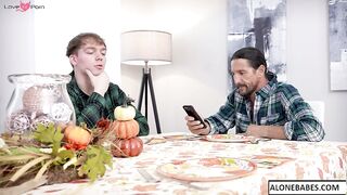 sarah jessie thanksgiving meal as a family