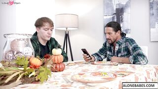 sarah jessie thanksgiving meal as a family