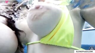 angela white gabbie carter lesbian in the pool_1