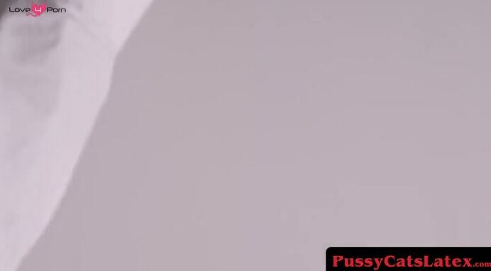 PussyCatsLatex.com - Threesome drilling and spanking of hottie before blowjob