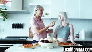 Teen Annie Archer mutually dildo fucks with stepmom London River