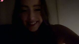 Une francaise branle la bite de son mec pendant le cam show