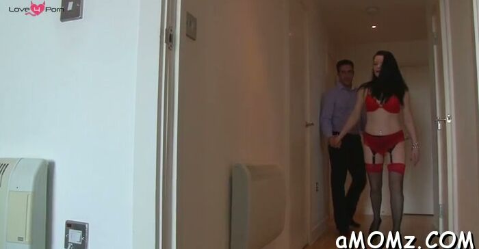 Startling floozy Sarah Kelly blows pipe ready for sex