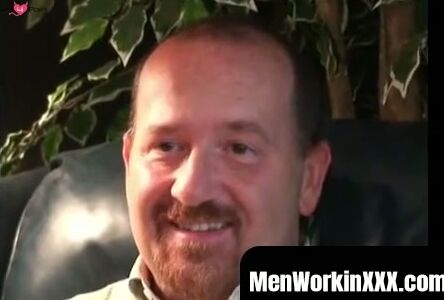MenWorkinXXX.com - Chubby guy masturbates and shoots big load on a dinner plate solo