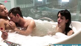 Scarlett Taylor and July joined Stephan in the bathtub for some hot threesome