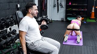 Personal trainer motivates client with her juicy pussy