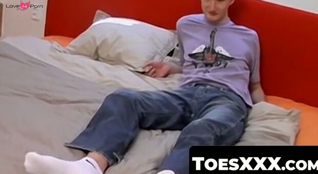 ToesXXX.com - Big dick twink Nate's foot reveal and intense cock jerk