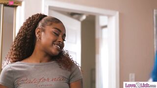 Ebony shows her roommate how she squirts