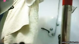 Booty Spanish Niece spied on shaving pussy