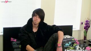 Amateur emo Tommy May stroking it nicely until creamy climax