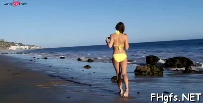 Curvaceous chick Sara craves for rod