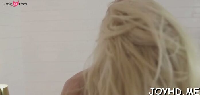 Hot teen in a thrilling action
