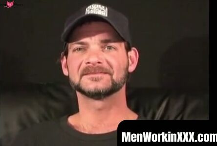 MenWorkinXXX.com - Hardworking American strips down for an intense jerk-off session