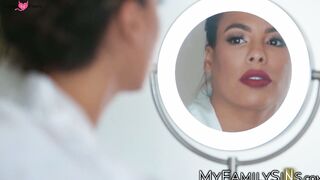 Thick MILF Luna Star offers her ass for deep anal penetration