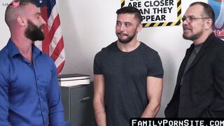 FamilyPornSite.com - Hung studs bareback their way into an intense threesome