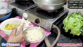Kitchen Mein khana Banaa Rahi Bahan ko Bhai ne Chod Diya