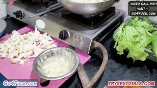 Kitchen Mein khana Banaa Rahi Bahan ko Bhai ne Chod Diya