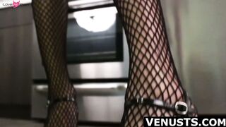 Black shemale beauty's BBC handjob to a happy ending
