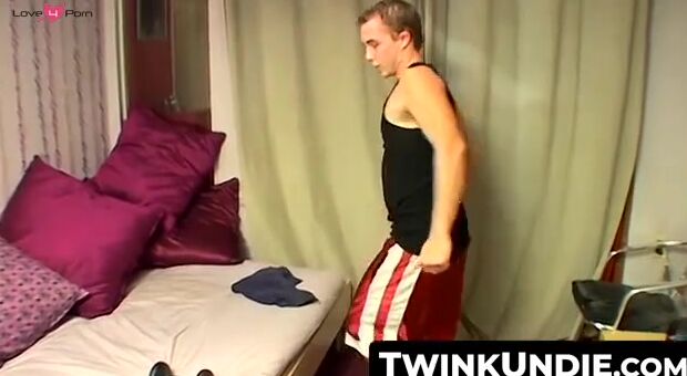 TwinkUndie.com - Cute jock Kelly Cooper's solo jerk off and explosive cream pie