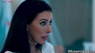 Stepmom Reagan Foxx fills stepdaughter Gia DiBellas fantasizing pussy