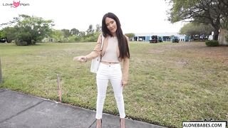 izi blu spreading pussy for cash_1