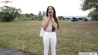 izi blu spreading pussy for cash_1