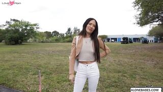 izi blu spreading pussy for cash_1