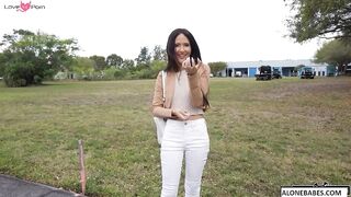 izi blu spreading pussy for cash_1
