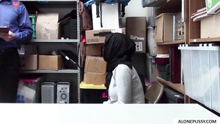 "Ella Knox's Stealth Shoplifting Spree - The Ultimate Thief In Action"