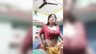 Beautifull newly weds bhabhi showing boobs to her old lover mms viral