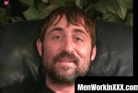 MenWorkinXXX.com - Mature hairy hunk pulls on his throbbing boner and loves every mom