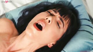 Le gode ceinture mange le cul comme une bite